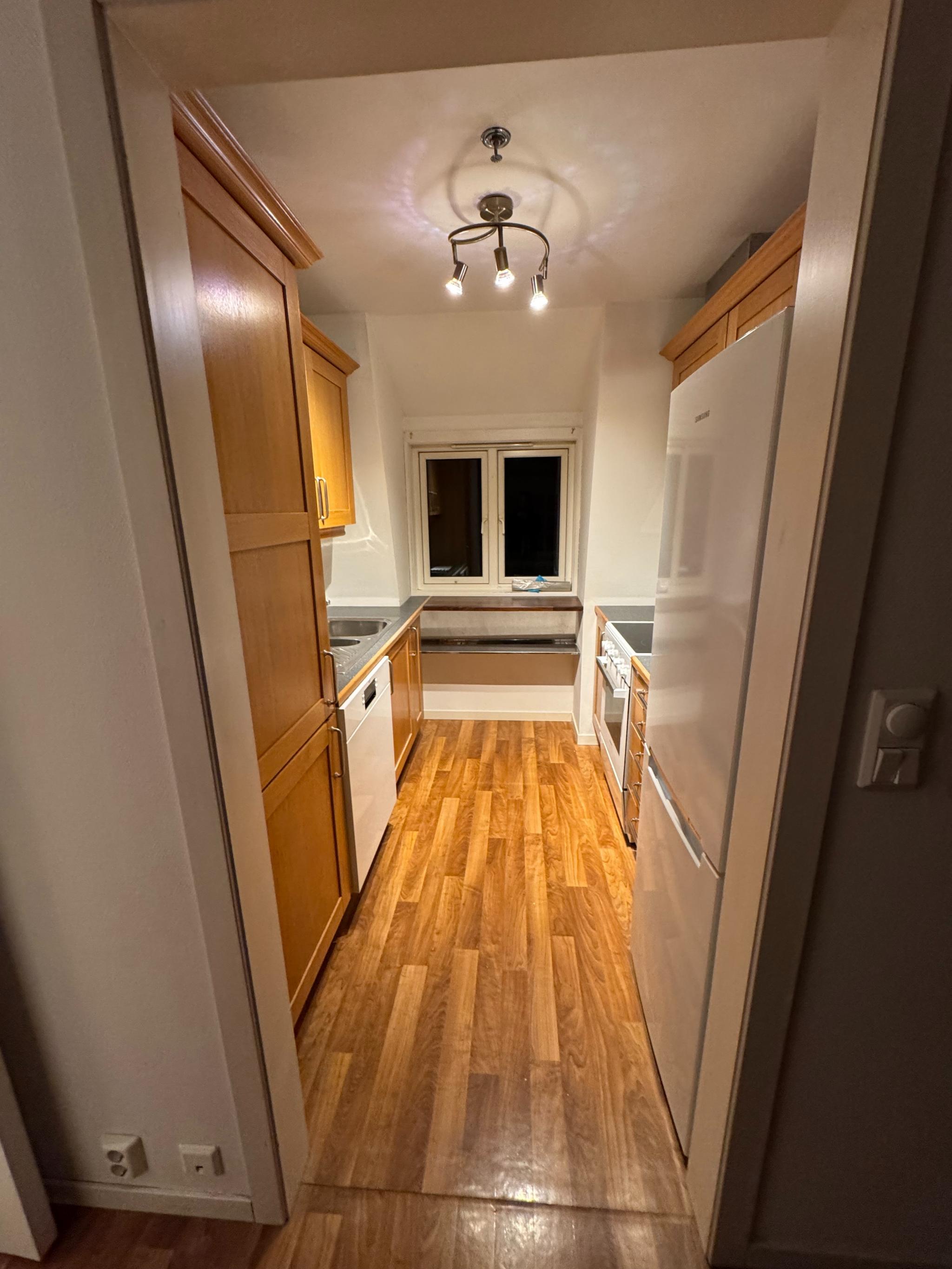 Kjøkken med hvitevarer. Balansert ventilasjon